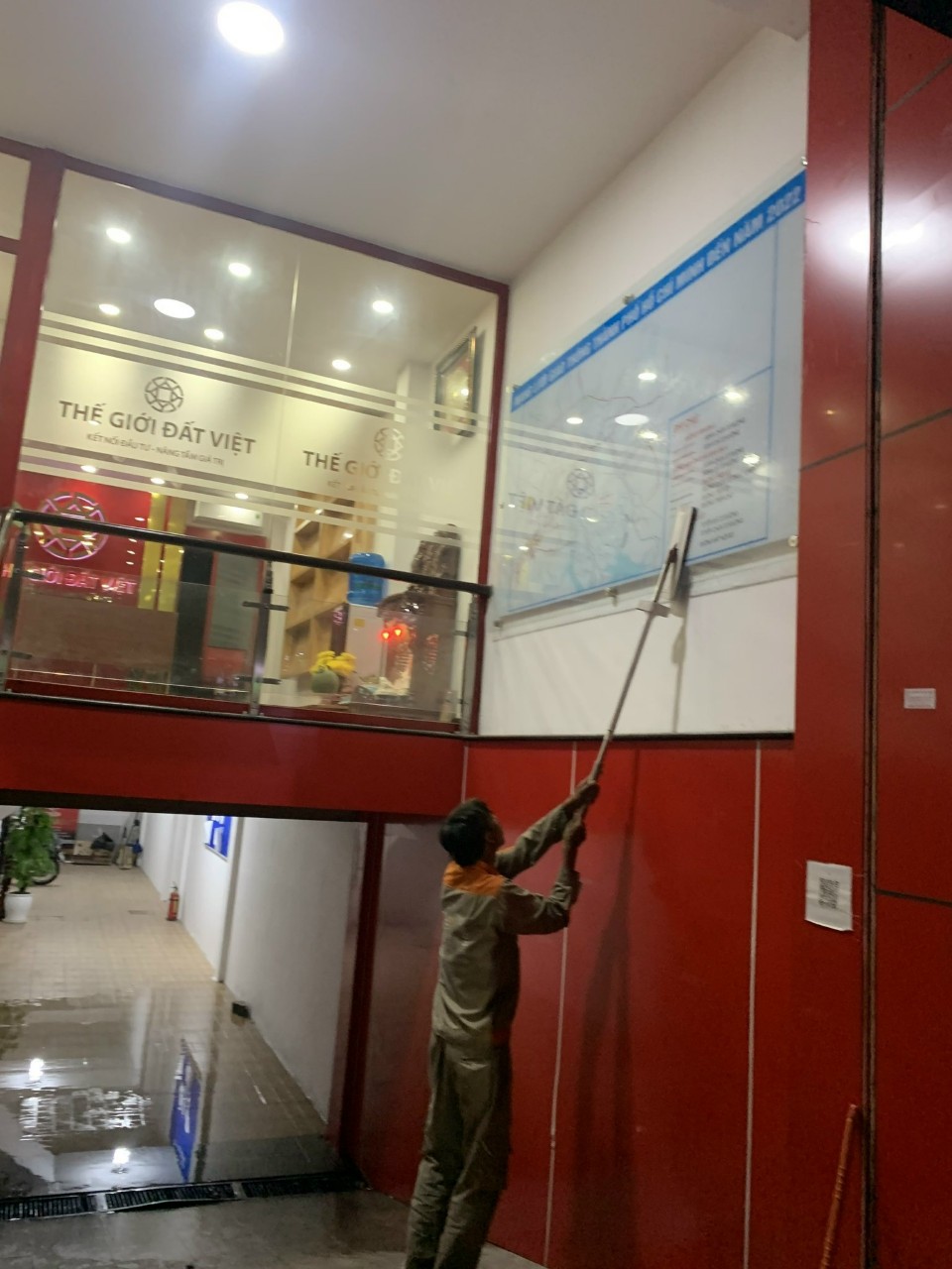 Thi công bảng hiệu BĐS THẾ GIỚI ĐẤT VIỆT