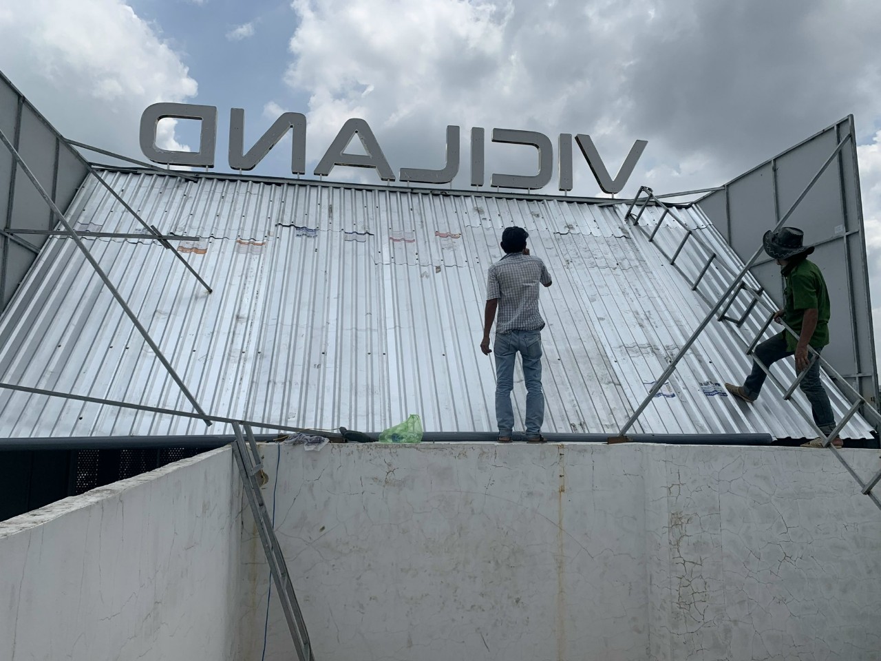 Thi công bảng hiệu BĐS VICILAND