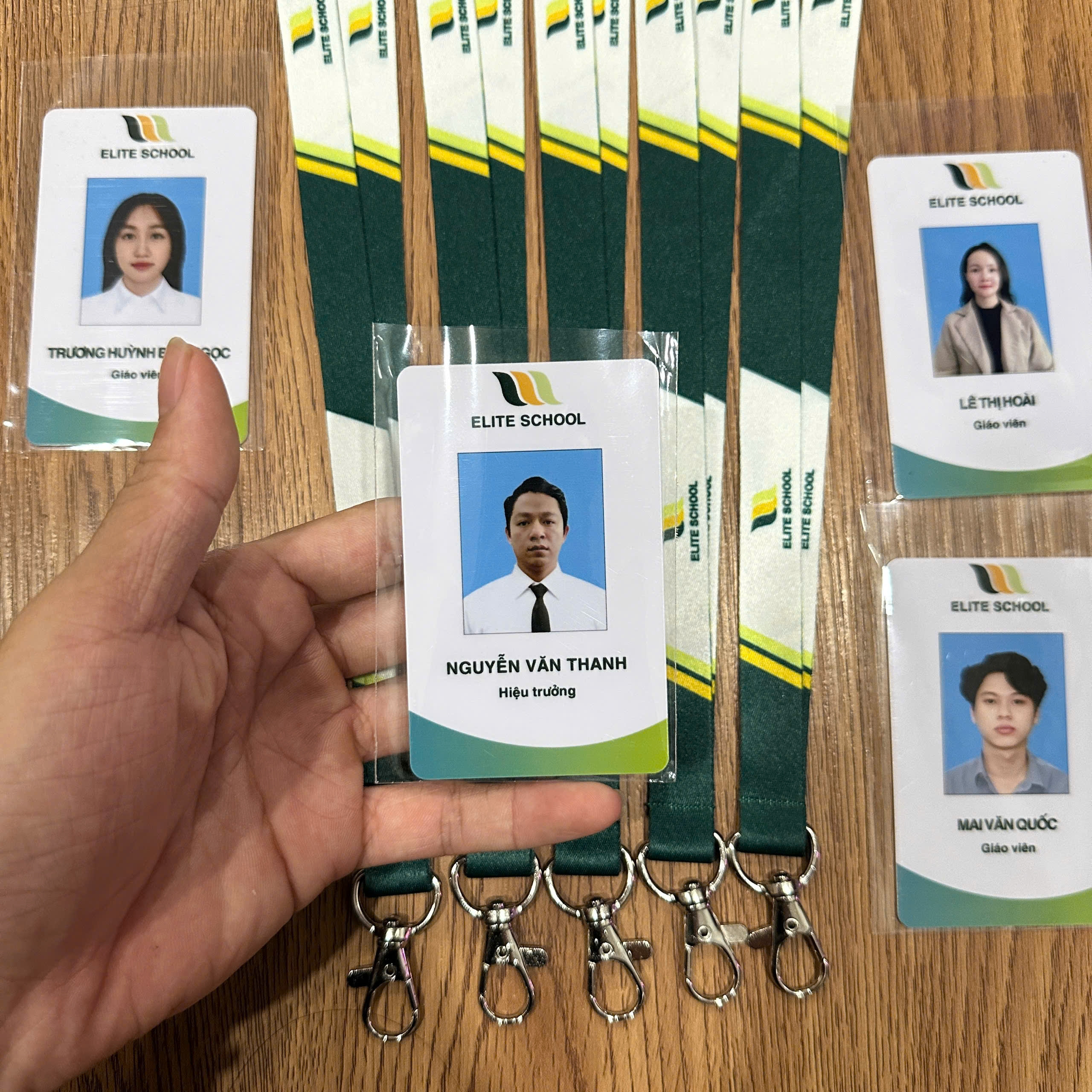 Cung cấp thẻ tên Cho Công ty, trường học - Quảng Cáo Đông Sơn